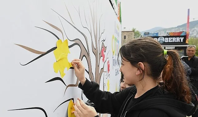 Otizm ağacı kuruldu gelen herkes puzzle parçası yapıştırdı