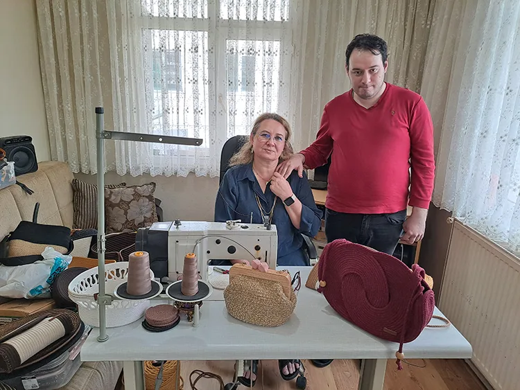 Özel gereksinimli oğlu için evini atölyeye dönüştürdü