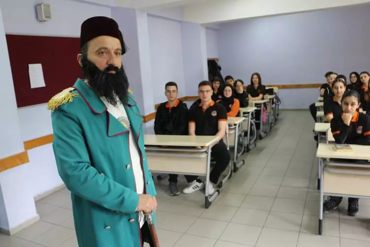 Rize’de alışılagelmişin dışında yapılan tarih dersi öğrencilerin ilgisini çekiyor