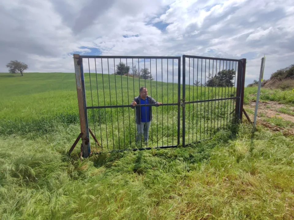 Adana’da dört tarafı açık tarlaya kilit vurdu: Nasrettin Hoca’yı aratmadı