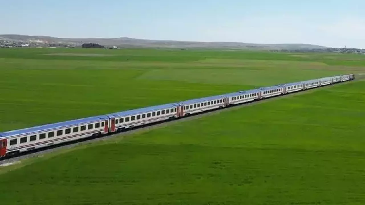 Turistik Diyarbakır Ekspresi yeni sezonun ilk seferi için yola çıktı