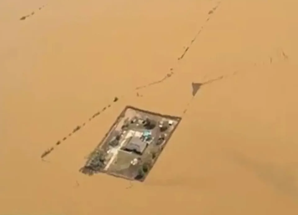 Her yer sular altında kaldı ama o eve hiçbir şey olmadı! Aile kurduğu sistemi saklıyor! Gizemi çözülemedi…