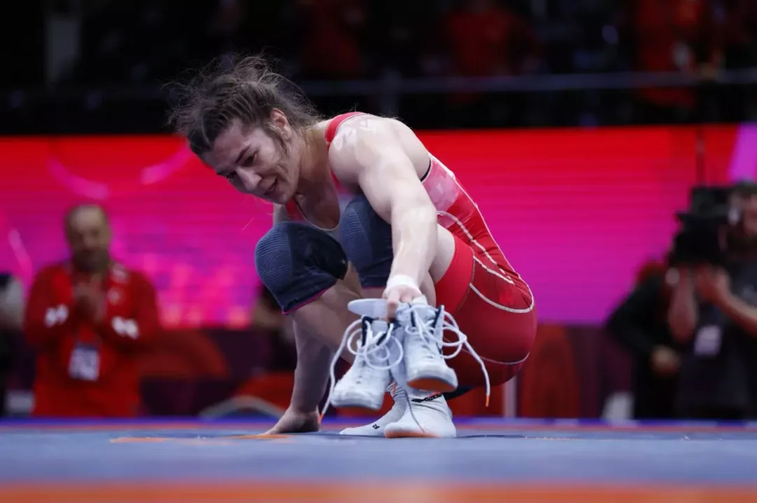 Yasemin Adar Yiğit güreşi bıraktı