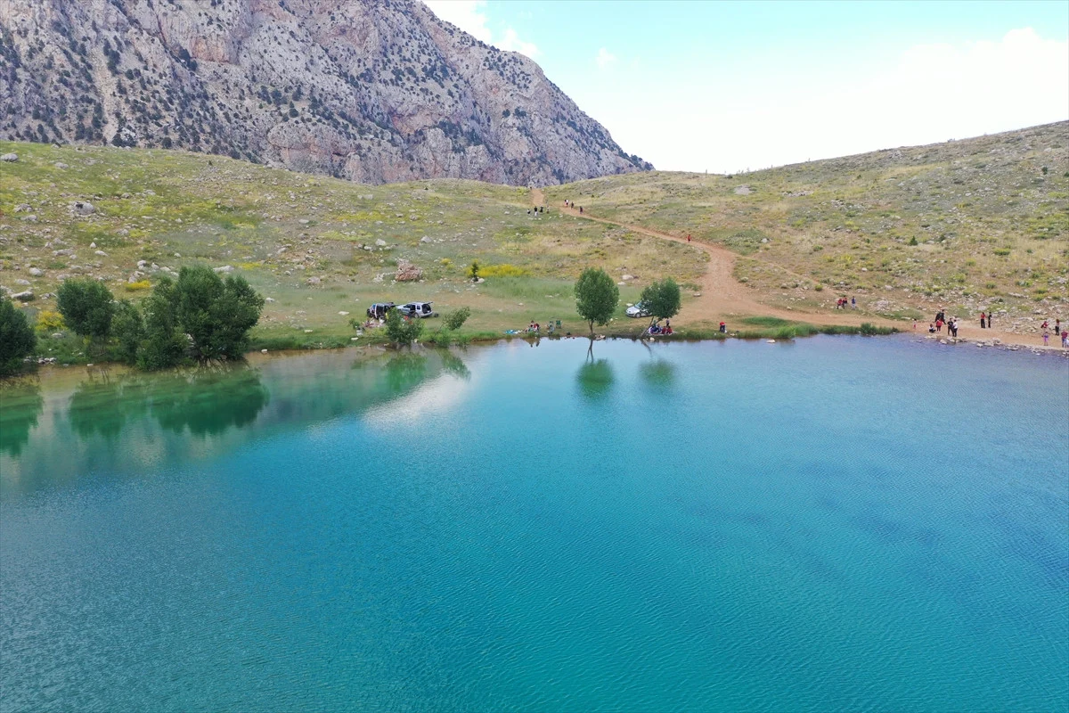 Antalya’da kuraklıktan etkilenen Yeşil Göl’ün suyu çekildi