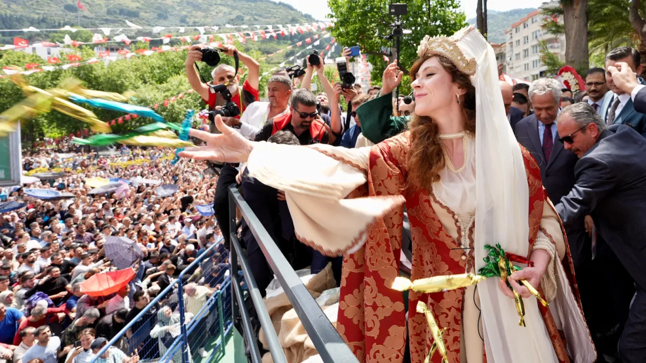 8 ton mesir macunu halka saçıldı