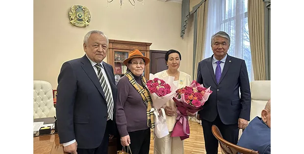 Genel Sekreter Raev, Kazakistan Yazarlar Birliğini Ziyaret Etti