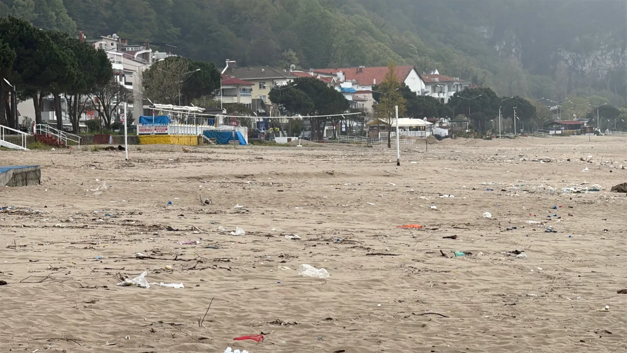 Bartın’ın mavi bayraklı tatil beldesi İnkumu’nda, çöpler sahile vurdu
