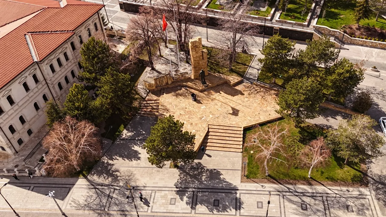 Sivas’ta Atatürk Anıtı’na çevre düzenlemesi