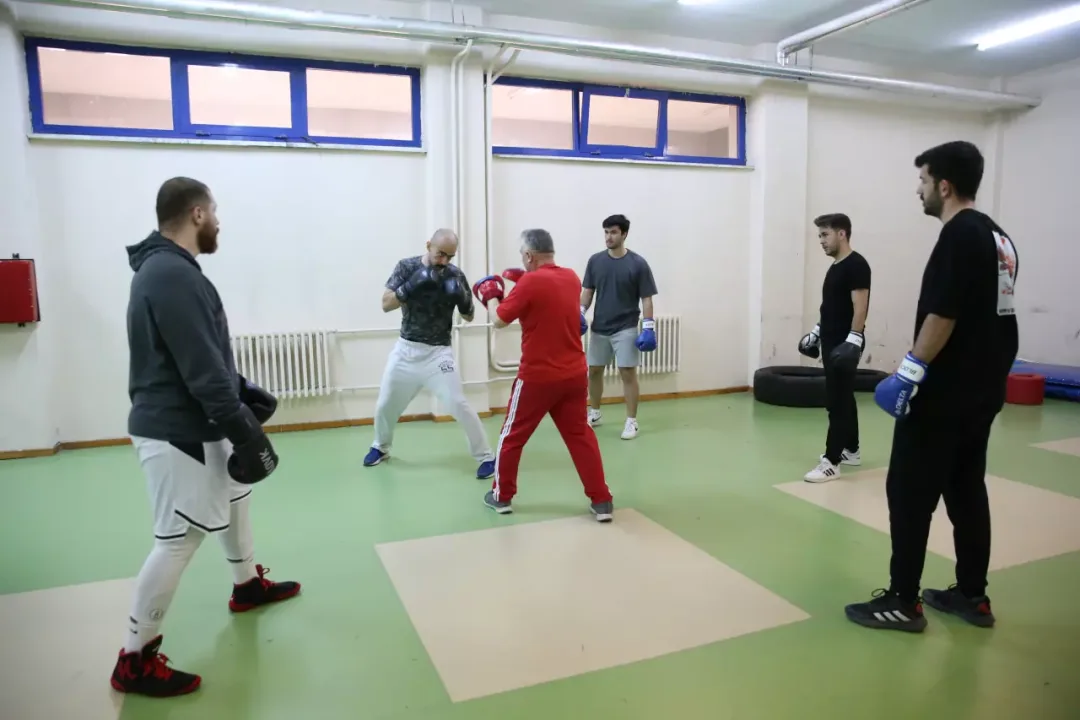 Doktor olmak için geldiler boksör oldular