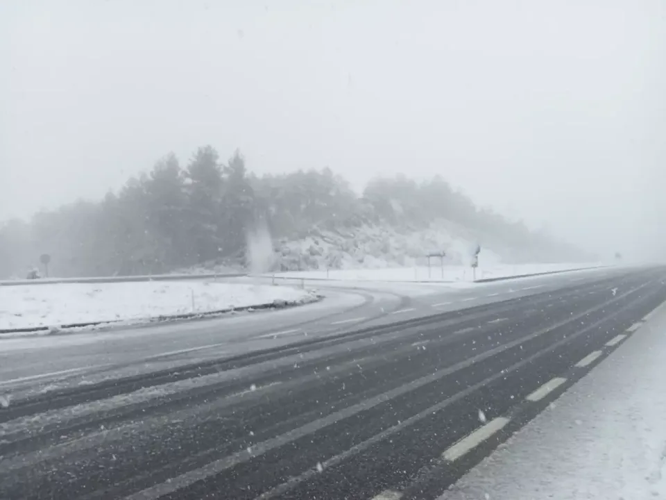 İstanbul yolu beyaza büründü.. Sürücüler zor anlar yaşadılar!