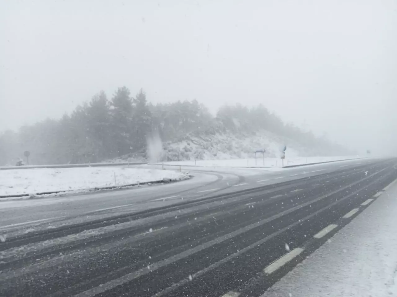 İstanbul yolu beyaza büründü.. Sürücüler zor anlar yaşadılar!