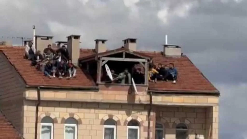 Biletler 5000 TL olunca taraftar çözümü ‘çatıda’ buldu