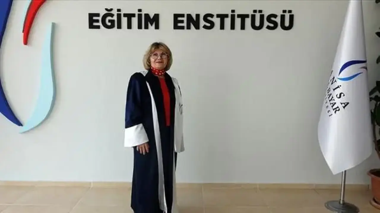 40 yıl sonra üniversiteye dönüp 72 yaşında “doktor” ünvanı aldı