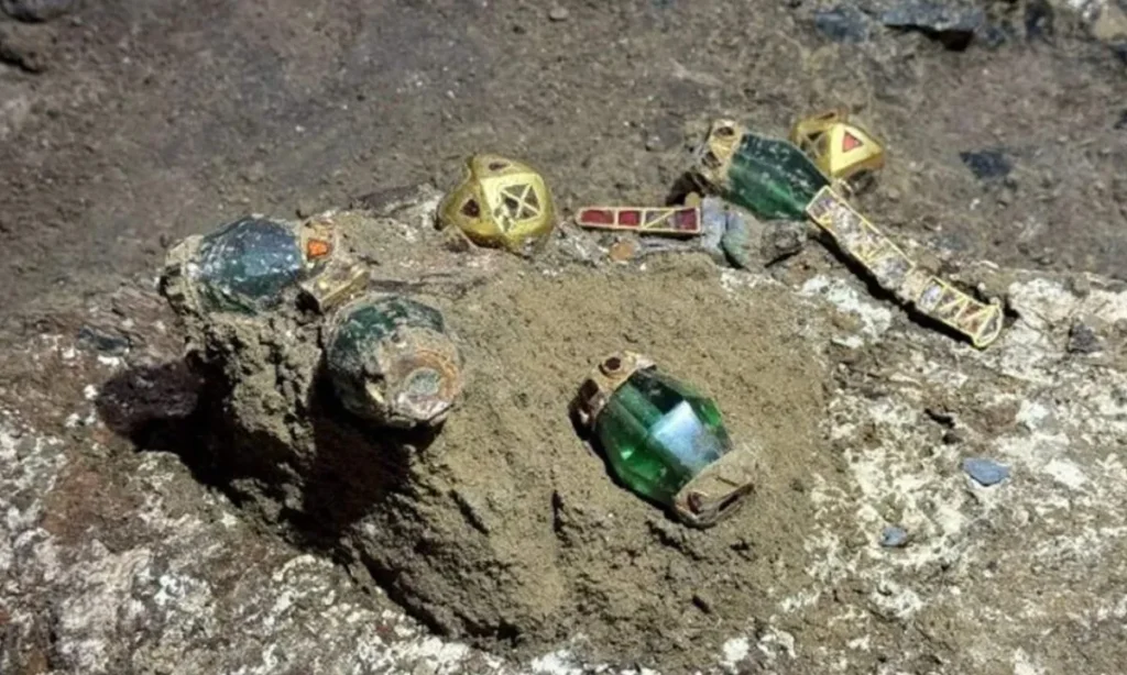 Göçebe At Lordunun Antik Mezarı El Değmemiş Hazineler ve Silahlar Verir