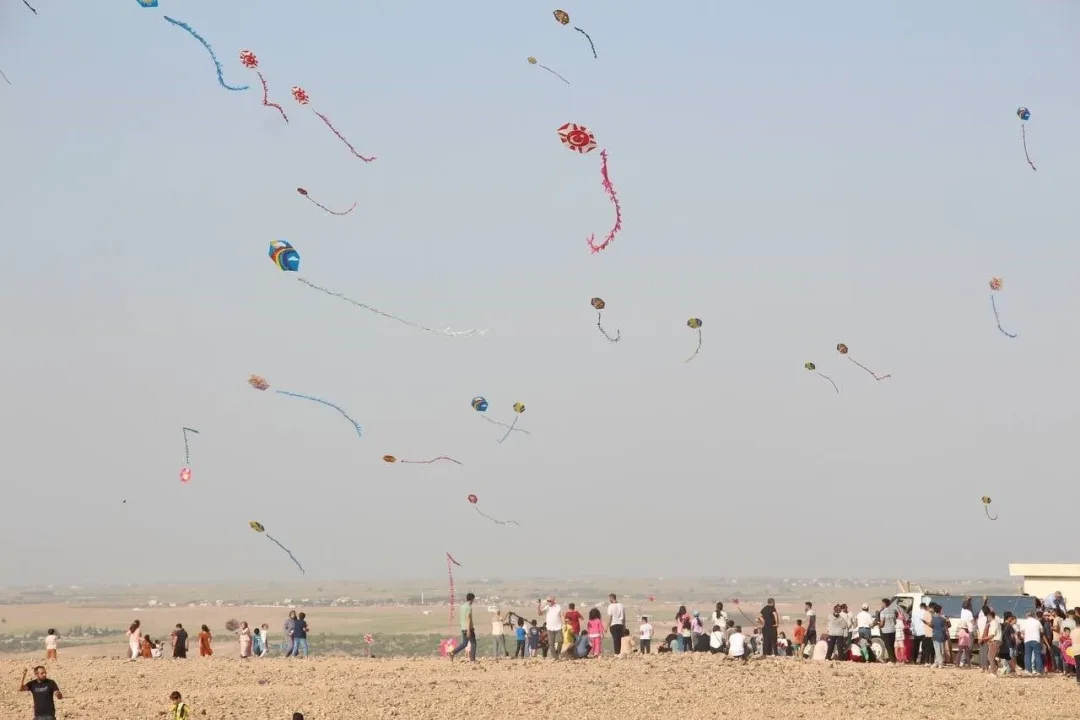 Şanlıurfa’da gökyüzü şenlendi..Yüzlerce uçurtma havalandı