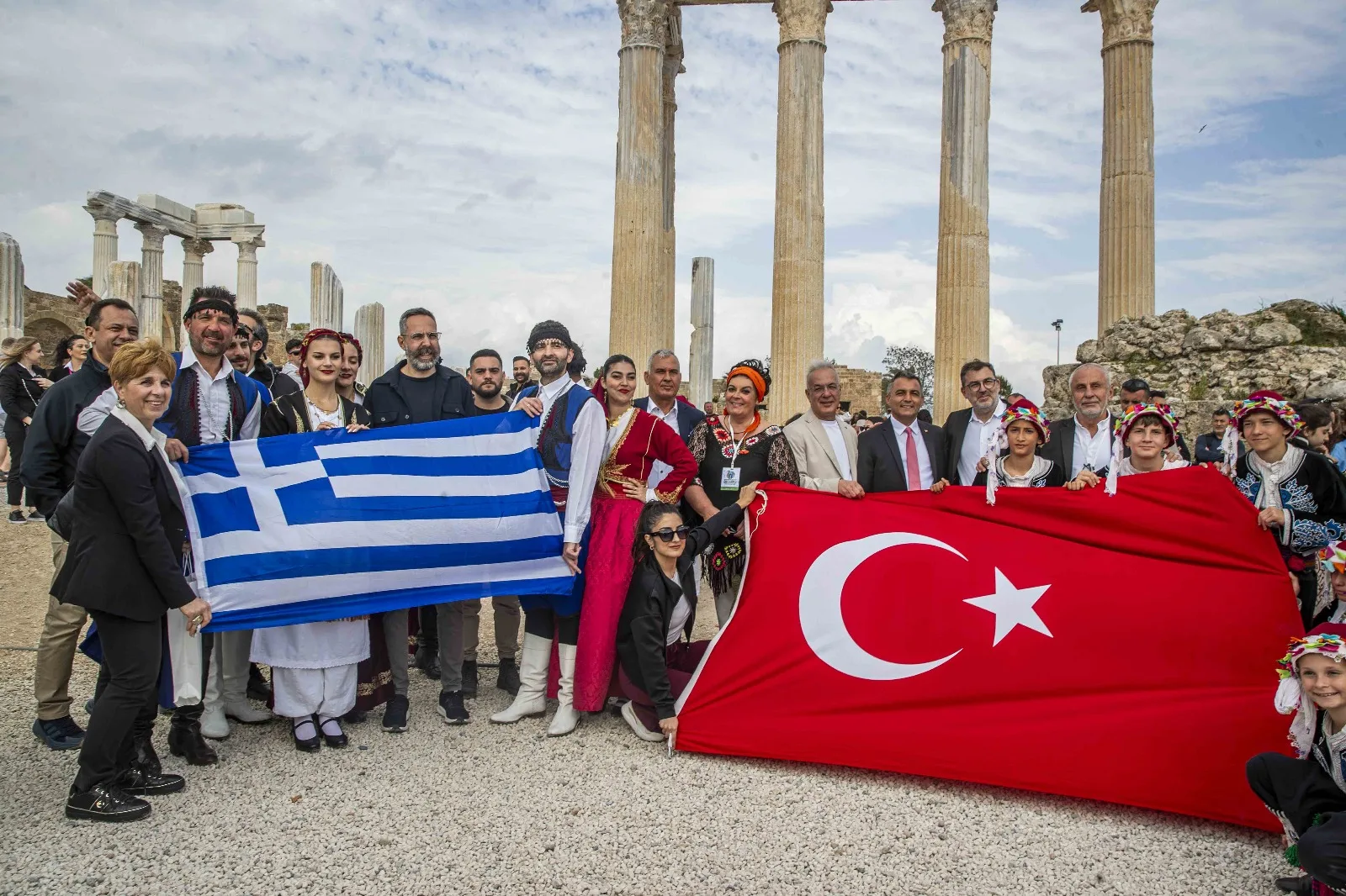 KÜLTÜR, LEZZET VE DOSTLUK APOLLON’UN GÖLGESİNDE BULUŞTU