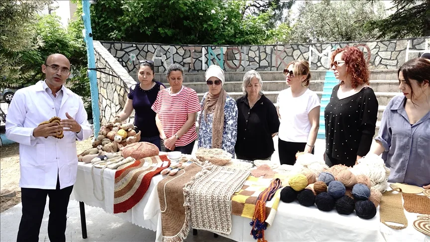 Balıkesir’de üniversiteliler, yün iplikleri bitki ve meyvelerden elde ettikleri boyayla renklendirdi