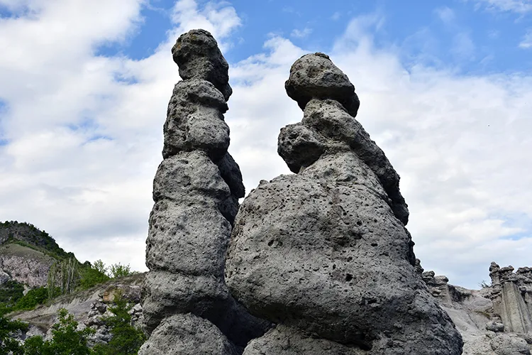 Kuzey Makedonya’daki “taşlaşmış düğün merasimi” ziyaretçilerine peri bacalarını anımsatıyor