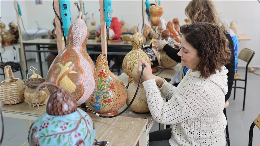 Kadınlar yetiştirdikleri su kabaklarını süs eşyasına dönüştürüyor