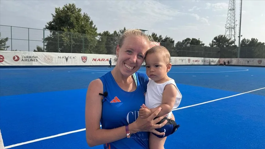 Kadın hokey sporcusu Sinem Yalçın’ın kucağında bebeğiyle finale çıkma sevinci