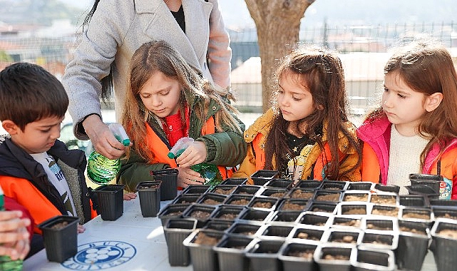 Buca Belediyesi Kızılçullu Tarım Okulu’nda çocuklara tarım eğitimi veriyor