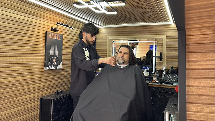 Kuaför salonuna çevirdiği minibüsle hizmeti müşterilerinin ayağına götürüyor