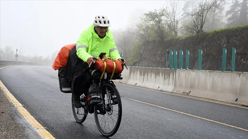 İspanyol çiftçi, kanser hastaları için Vietnam’a kadar pedal çevirecek