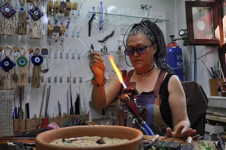 Doktor tavsiyesiyle başladığı cam sanatını 5 bin çocukla buluşturdu