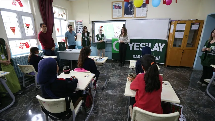 Yeşilay gönüllüleri köy köy gezip çocuklara bağımlılıkla mücadele eğitimi veriyor