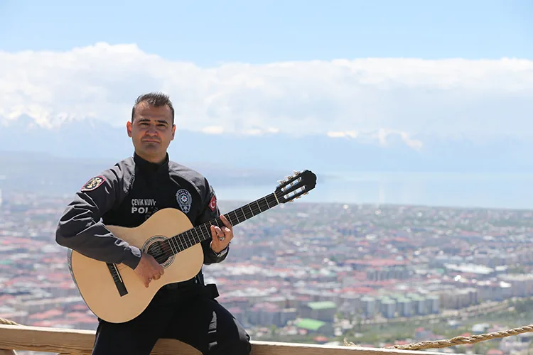 Müzik tutkunu polis memuru, 7 enstrüman çalıyor