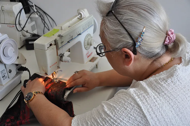 Tekstil atıkları gönüllü kadınların elinde çanta, bere ve kalem kutusuna dönüşüyor