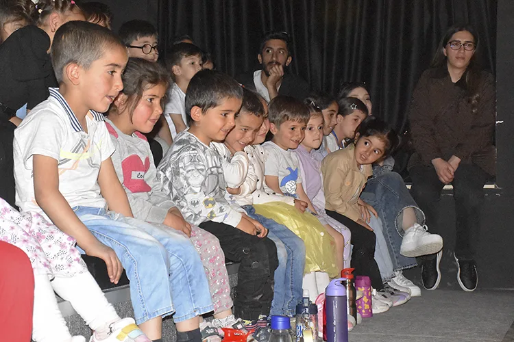 Van’a gelen tiyatro oyuncuları, gençleri ve çocukları sanatla buluşturdu