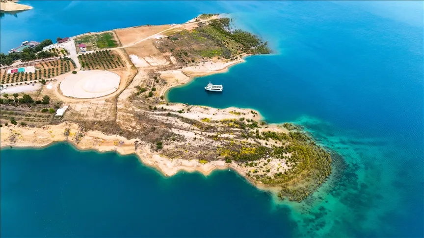 Torosların eteklerindeki Ermenek Baraj Gölü, turkuaz rengiyle etkileyici görüntüler sunuyor