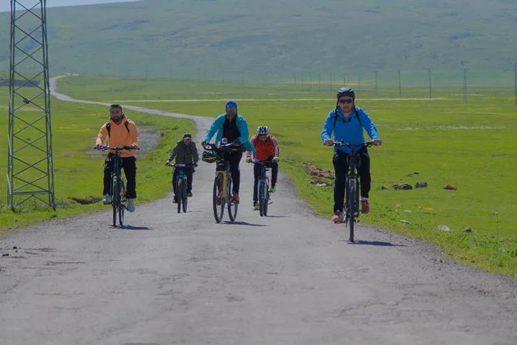 Ardahan Göle’de çiçeklerle kaplı ovada bisiklet etkinliği düzenlendi