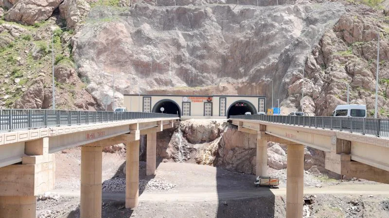 Hakkari-Van kara yolundaki riskli bölgeler tünellerle aşıldı