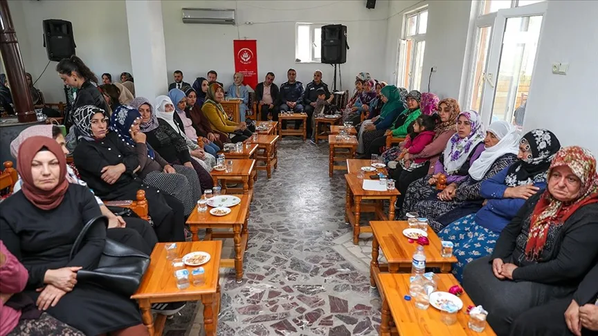 Kırsaldaki mahalleleri gezen ekipler kadınların kamu hizmetlerine ulaşmasını sağlıyor