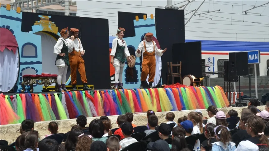 Devlet Tiyatrolarının raylar üzerindeki tiyatrosu “Vagon Sahne” Karaman’da çocuklarla buluştu