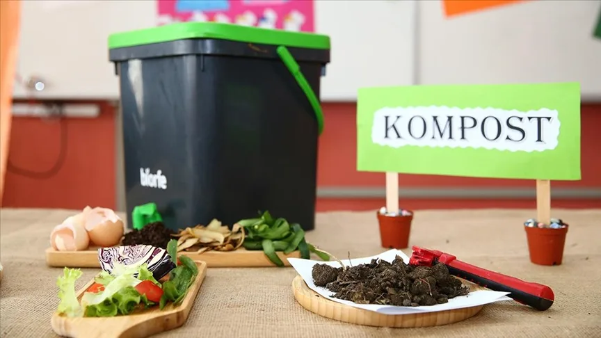 Evlerinden getirdikleri gıda atıklarını okulda gübreye çevirdiler