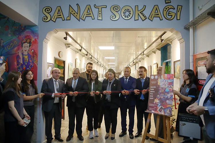 Sanat galerisine dönüştürülen okul koridoru sergilere ev sahipliği yapıyor