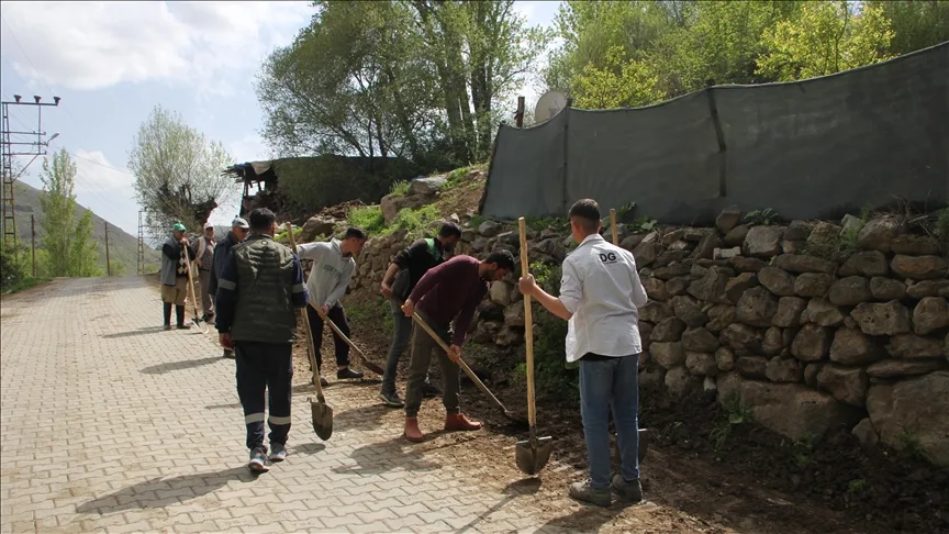 Köyün ortak alanları yıllardır baharda el birliğiyle temizleniyor