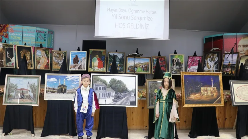 Sakarya’da kursiyerlerin el emeği göz nuru ürünleri sergilendi