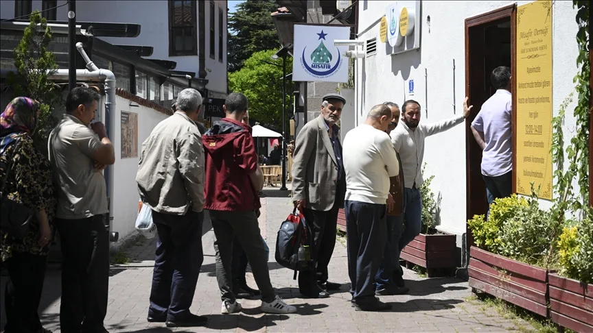Misafirperver gönüllüler hasta yakınlarını yalnız bırakmıyor
