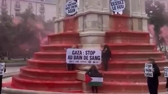 Paris’te Masumlar Çeşmesi’ne “Gazze’de kan gölü durdurulsun” çağrısıyla kırmızı boya döküldü