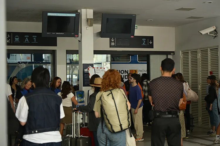 Fransa’nın güneyindeki çeşitli kentlerde elektrik kesintileri yaşanıyor