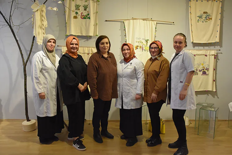 Annelerin yıllar önce bebeklerine hazırladığı eşyalar yeniden yorumlandı