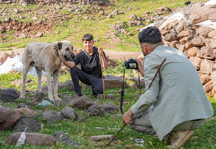 Diyarbakırlı çoban hayvan otlatırken çektiği fotoğraflarla yöresini tanıtıyor