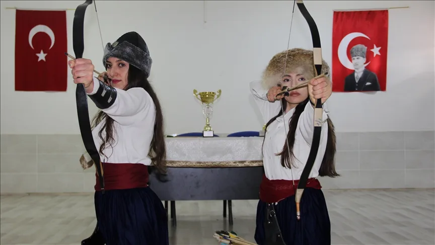 Anne kız Geleneksel Türk Okçuluğu’nda aynı hedefe ok atıyor