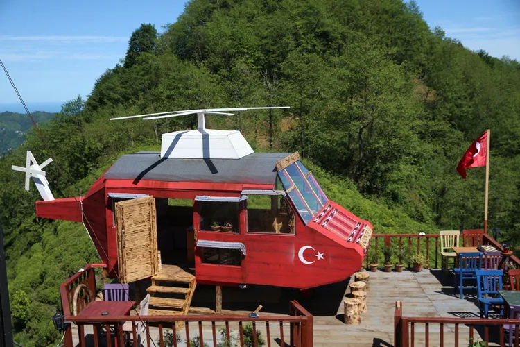 Rize’de çay bahçesinde helikopter şeklindeki ahşap yapı ilgi çekiyor