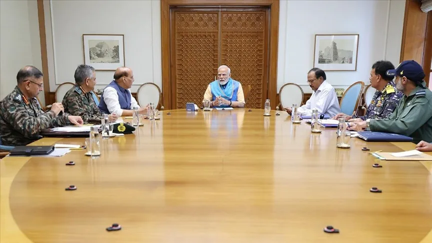 Hindistan Başbakanı Modi, Pakistan’a yönelik operasyonların “askıya alındığını” söyledi