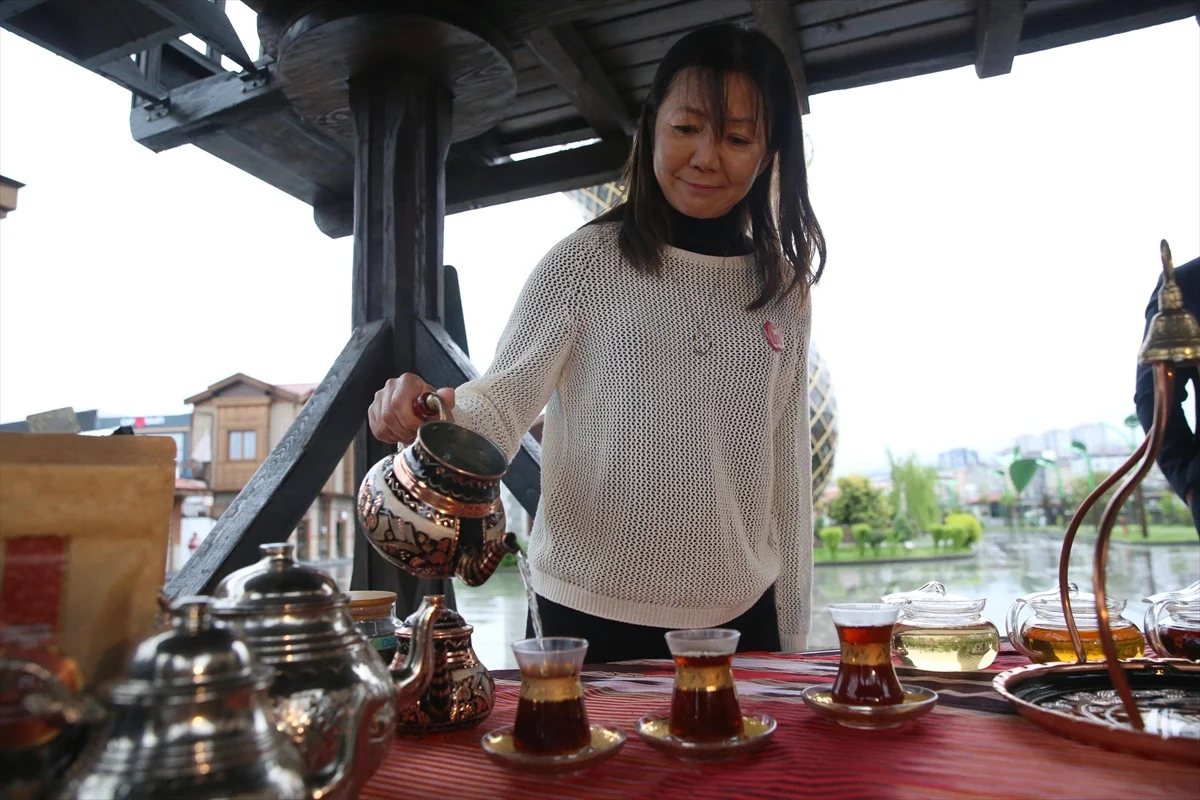 Rize’de Japon çay ustası Türk usulü çay demledi